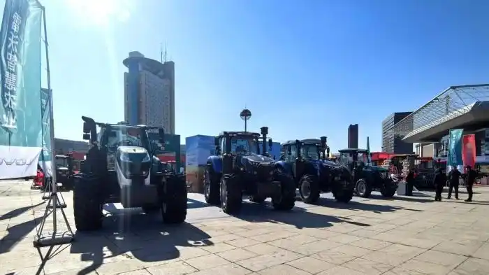 【新品主義】雷沃推出雷沃F704拖拉機和M1002-4C履帶拖等新品