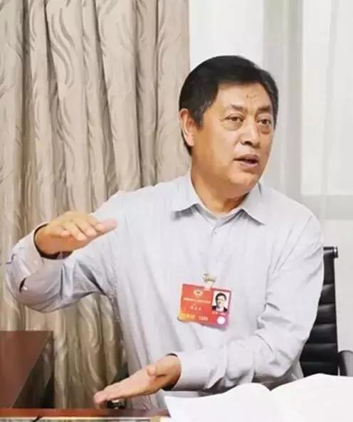 他曾經是政府官員，跨界養豬20年，與劉永好并稱“養豬大王”