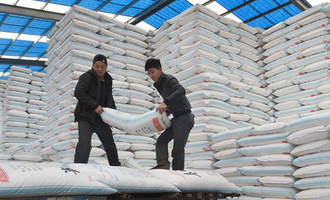 春耕備播：農民不買，經銷商不賣，基層化肥市場咋回事？