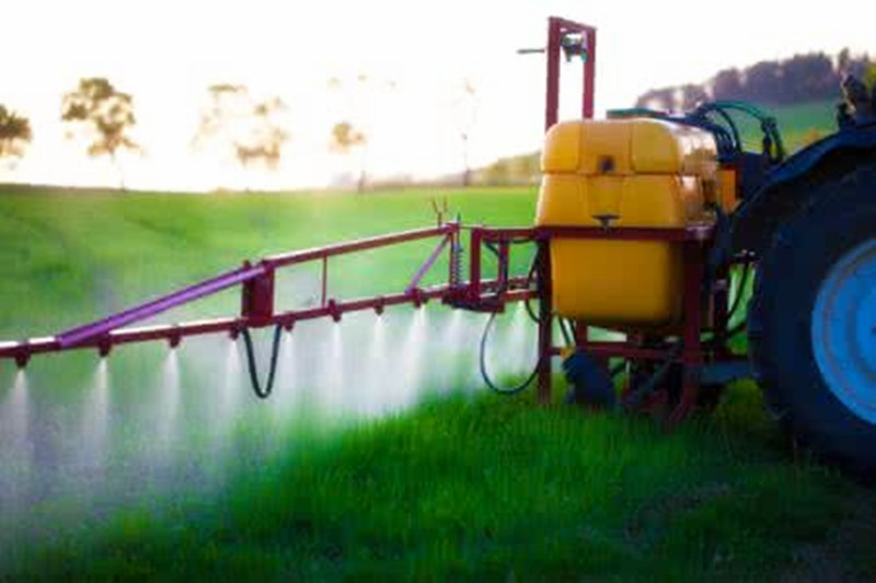 大學生研制出噴灑農藥“神器” 外形酷似坦克，一臺機器能抵15個人