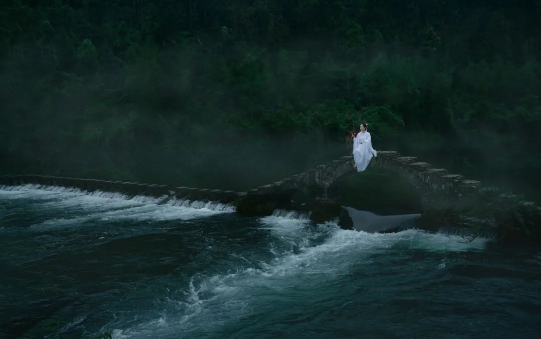 【夜讀】智者搭橋，愚者筑墻