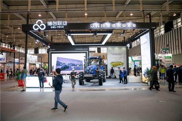 高精尖！智能拖拉機驚艷江蘇國際農(nóng)機展